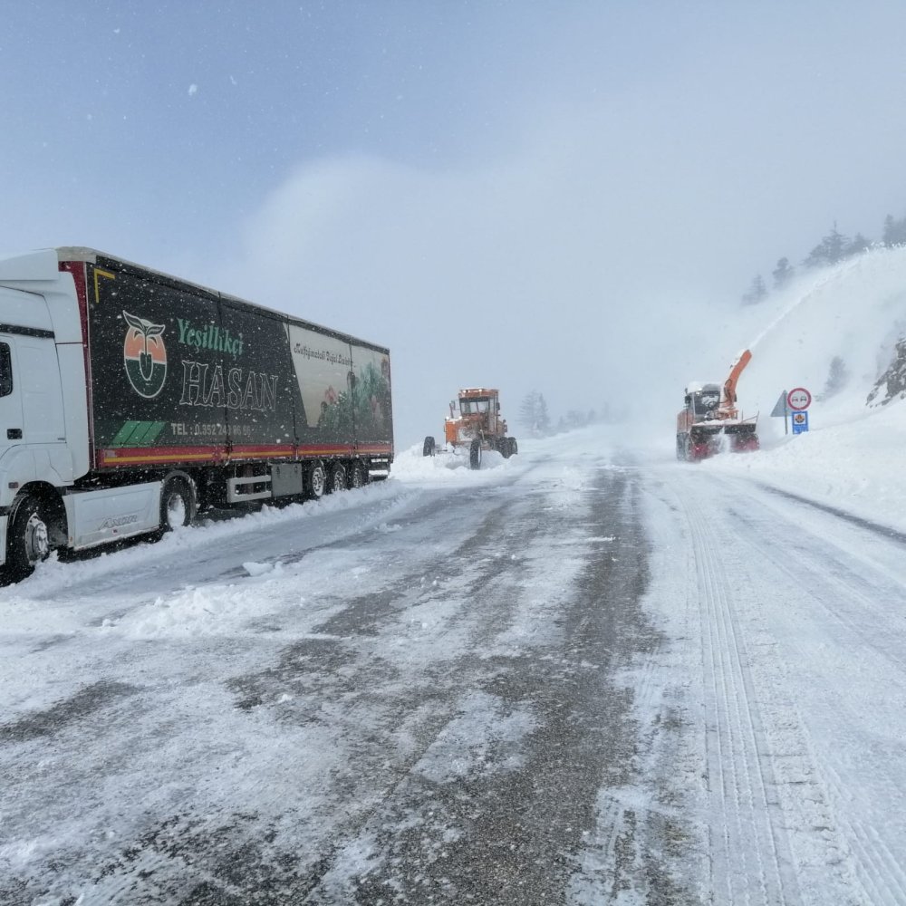 Konya'da Karla Mücadele Ekibi Mahsur Kaldı