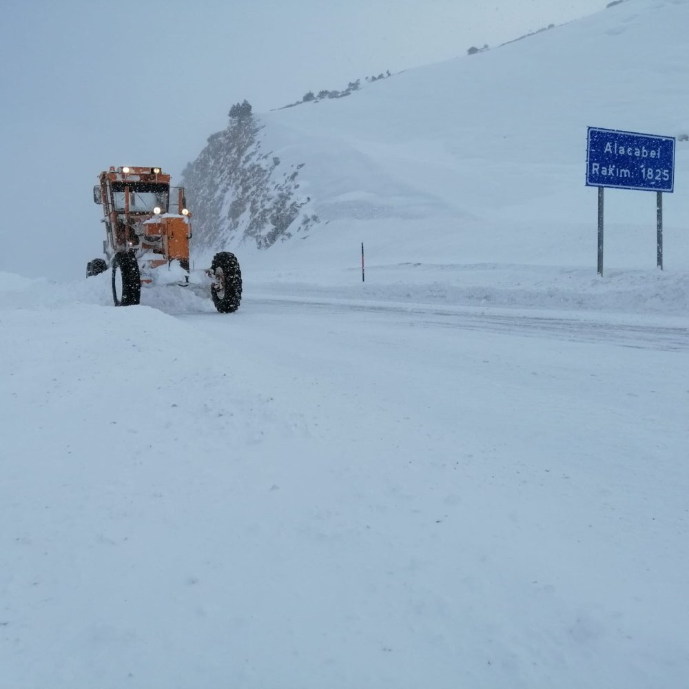 Konya'da Karla Mücadele Ekibi Mahsur Kaldı