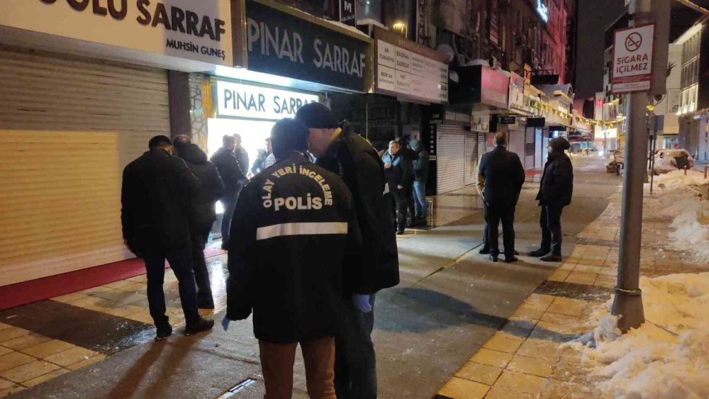 Kuyumcuyu Boğazından Bıçakladı, Bileziği Çalıp Kaçtı