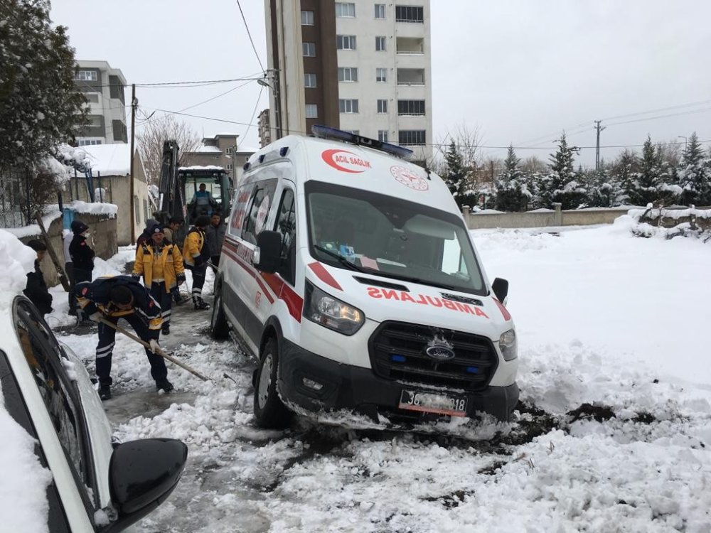 Sağlık Ekibinin Zamana Karşı Karla Mücadelesi