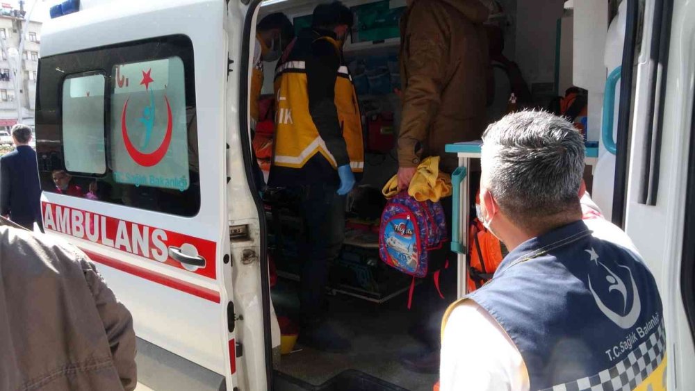 Yaya Geçidinde Minibüs Sollayan Araç Yayaya Çarptı