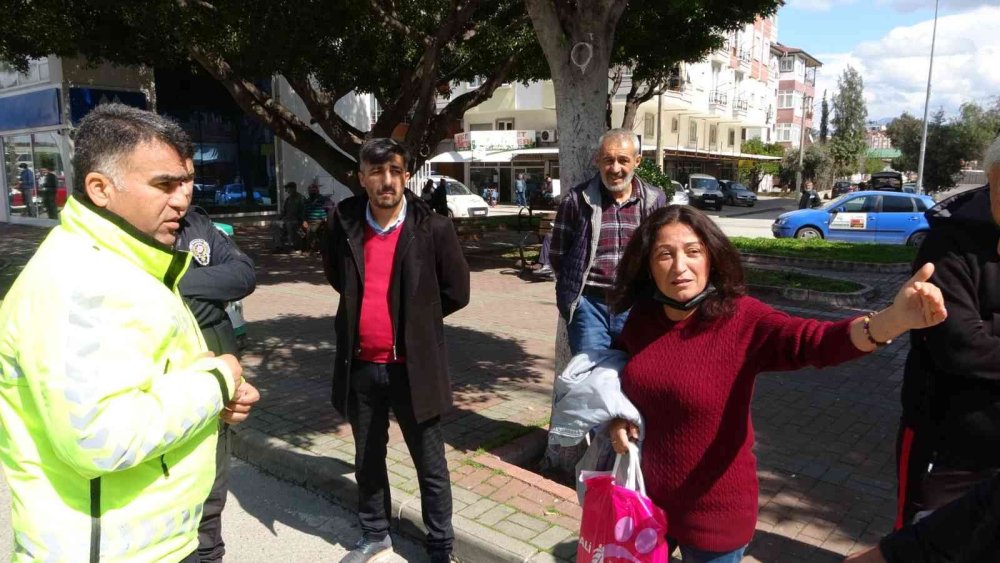 Yaya Geçidinde Minibüs Sollayan Araç Yayaya Çarptı