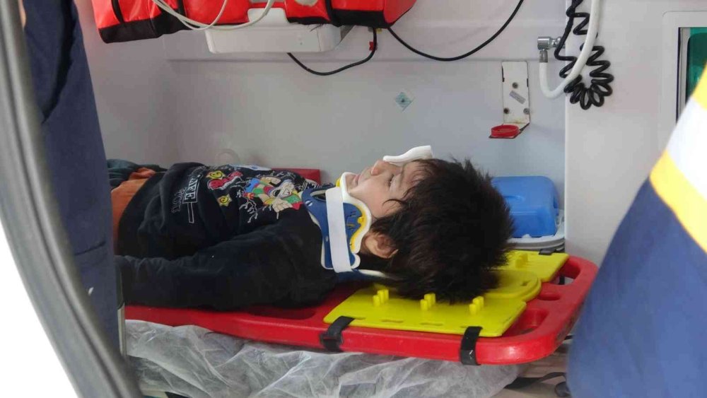 Yaya Geçidinde Minibüs Sollayan Araç Yayaya Çarptı