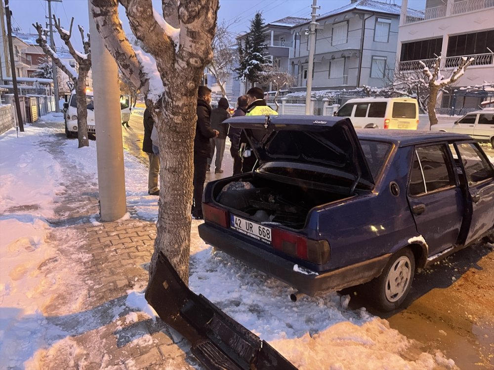 Kayganlaşan Yolda Direğe Çarptı