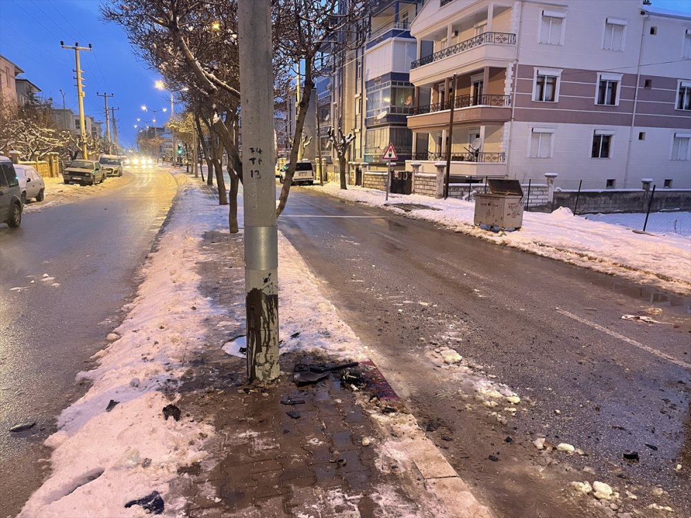 Kayganlaşan Yolda Direğe Çarptı