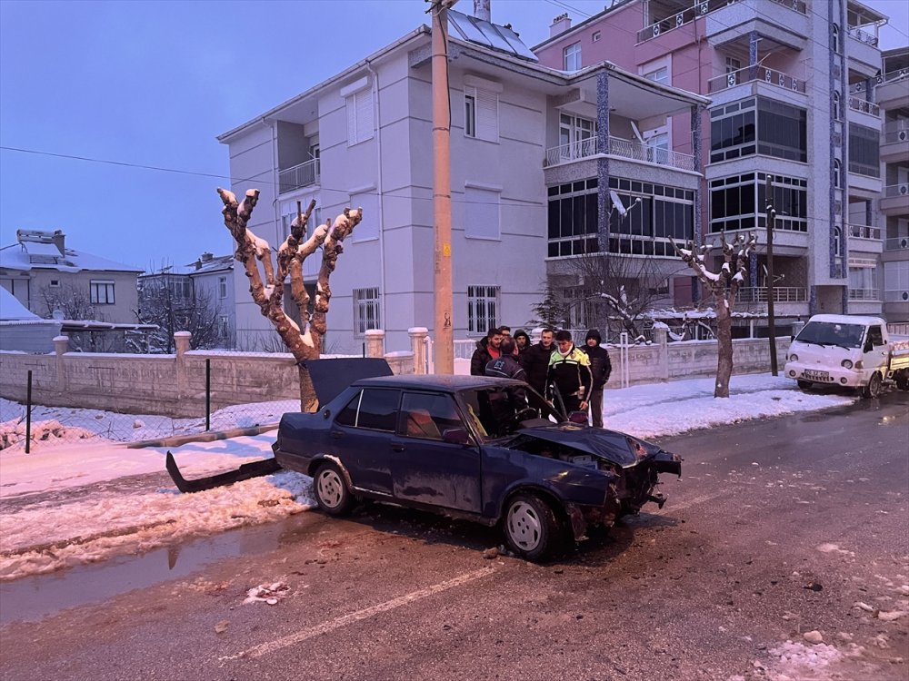 Kayganlaşan Yolda Direğe Çarptı