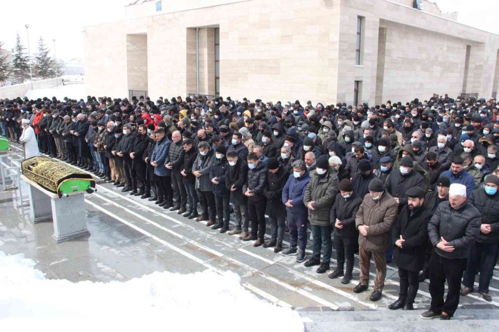 Karaman'da Minik Bebek Annesiyle Birlikte Defnedildi