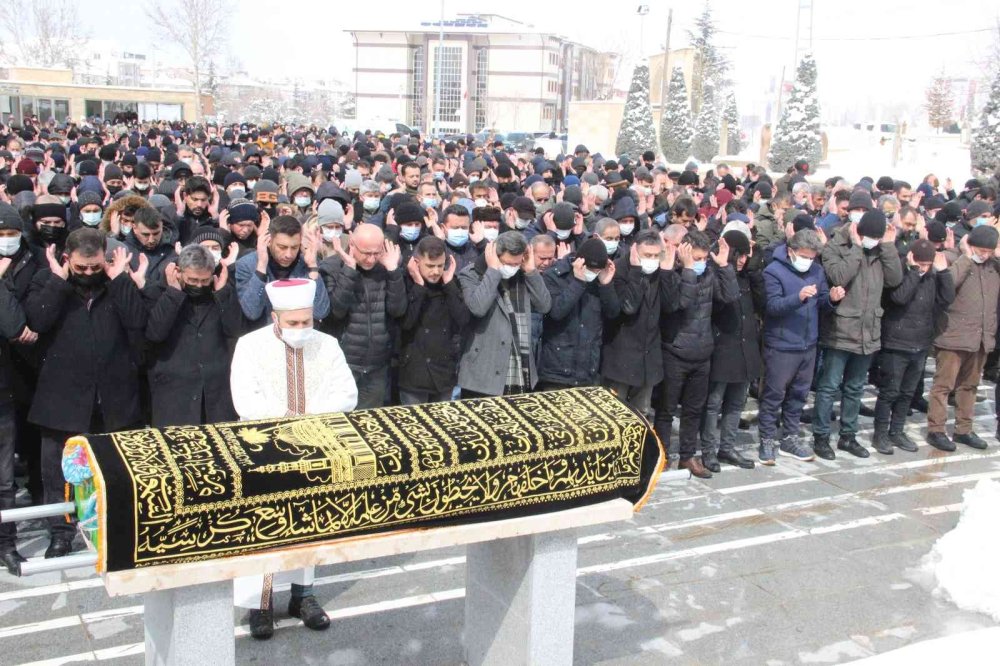 Karaman'da Minik Bebek Annesiyle Birlikte Defnedildi