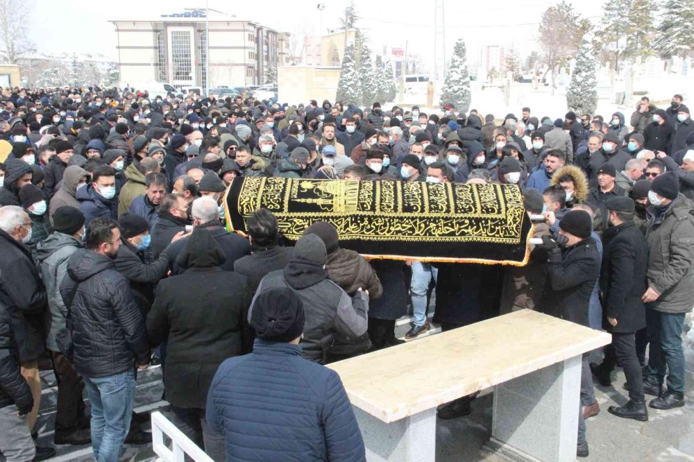 Karaman'da Minik Bebek Annesiyle Birlikte Defnedildi