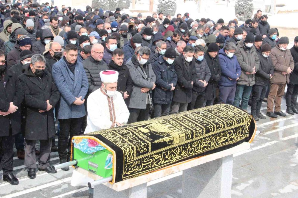 Karaman'da Minik Bebek Annesiyle Birlikte Defnedildi