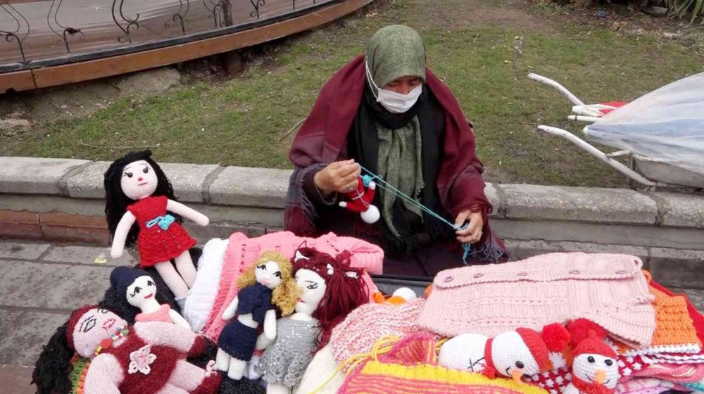 Aksaraylı Kadın El Emeği İle Hem Evine Hem Torununa Bakıyor