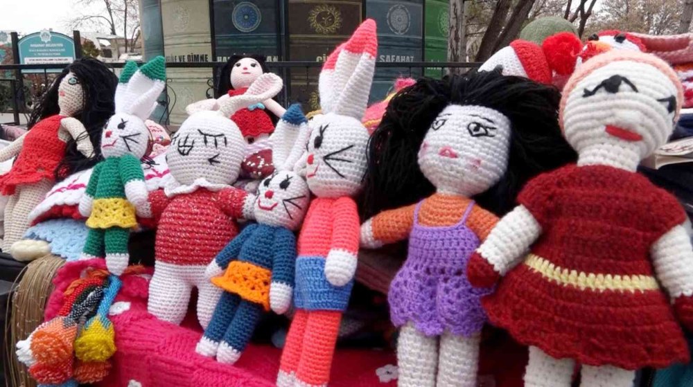 Aksaraylı Kadın El Emeği İle Hem Evine Hem Torununa Bakıyor