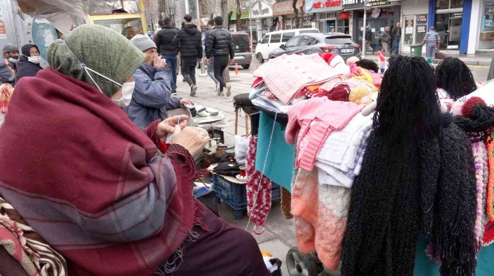 Aksaraylı Kadın El Emeği İle Hem Evine Hem Torununa Bakıyor