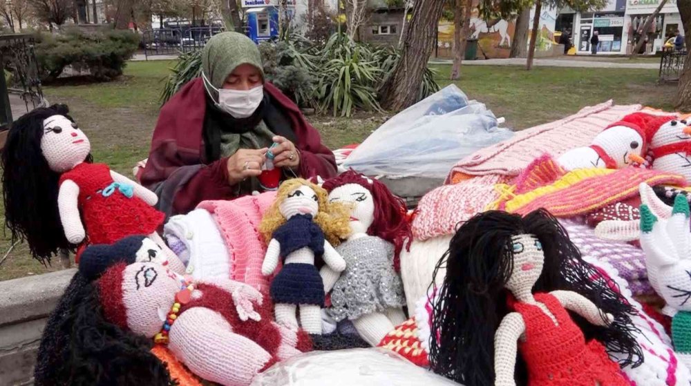 Aksaraylı Kadın El Emeği İle Hem Evine Hem Torununa Bakıyor