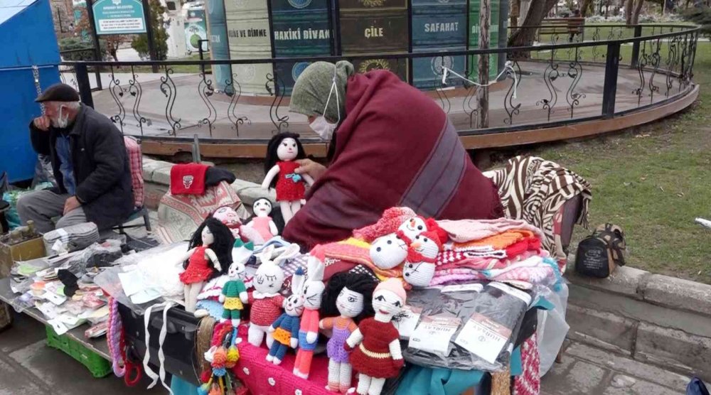 Aksaraylı Kadın El Emeği İle Hem Evine Hem Torununa Bakıyor