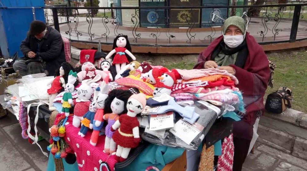 Aksaraylı Kadın El Emeği İle Hem Evine Hem Torununa Bakıyor