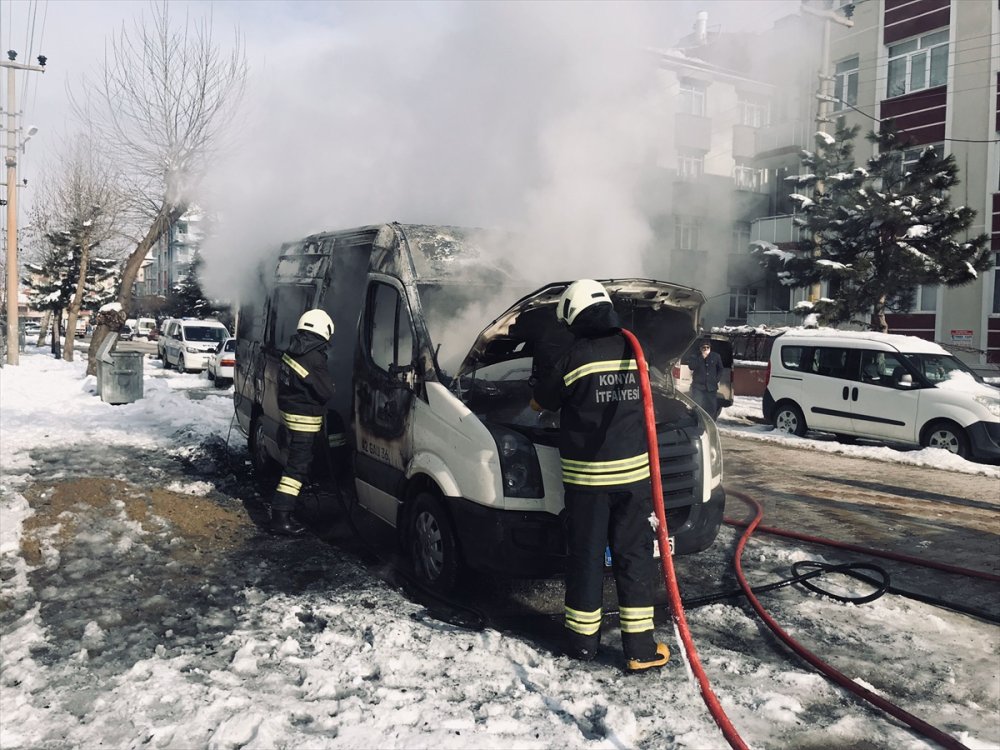 Konya'da Park Halindeki Servis Aracı Yandı