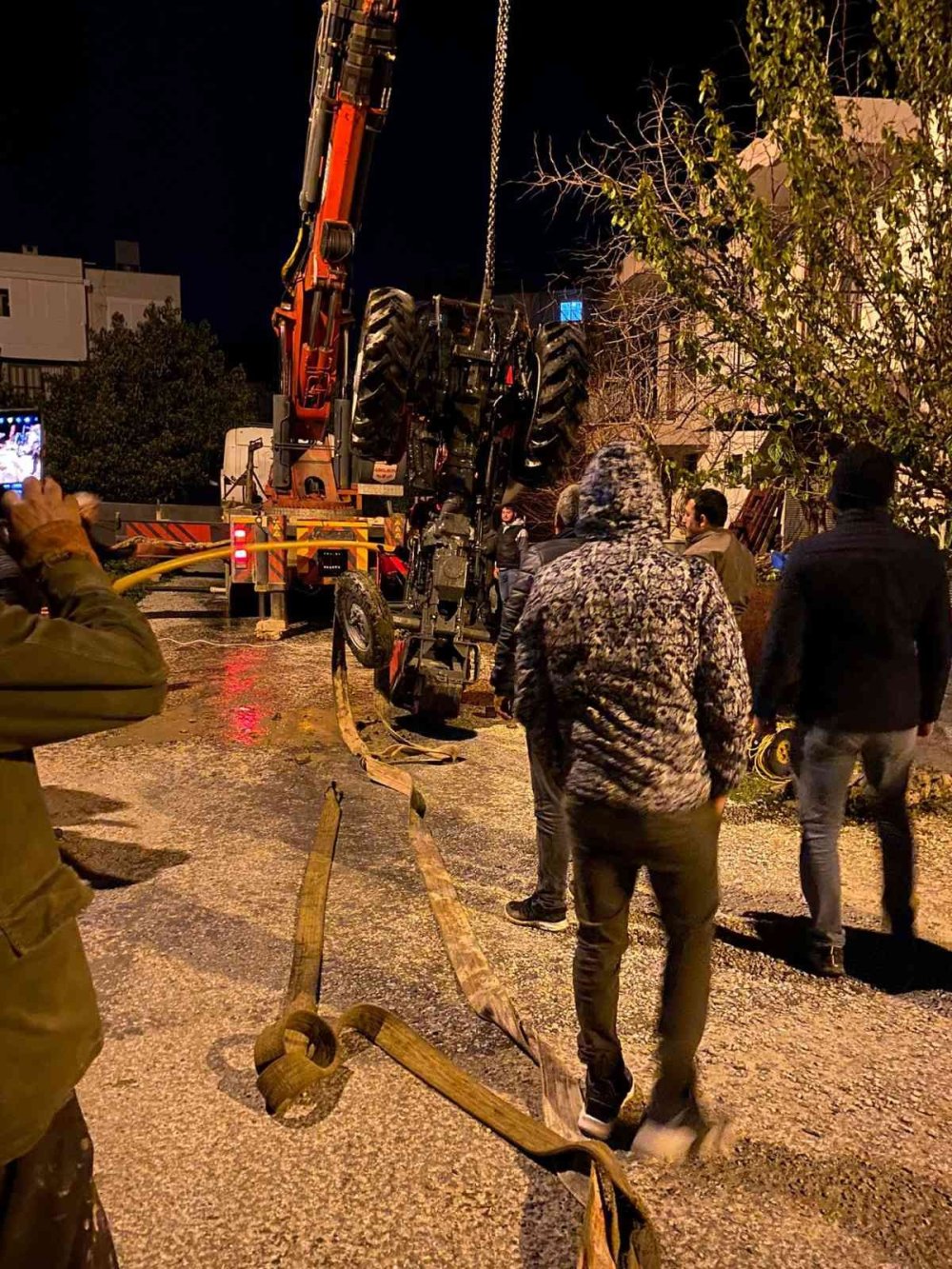 Traktör İle Düştüğü Çukurdan Yüzerek Çıktı