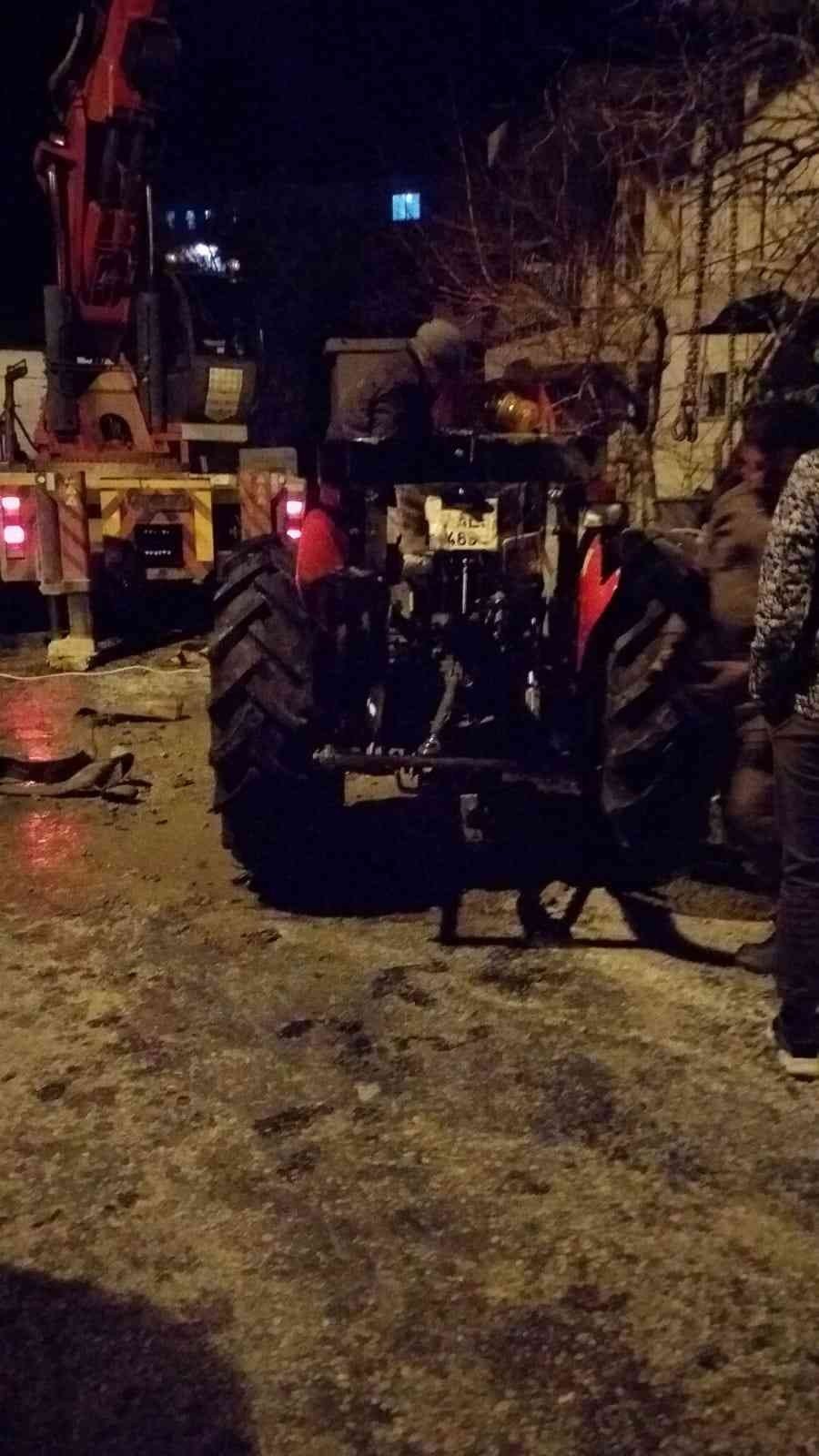 Traktör İle Düştüğü Çukurdan Yüzerek Çıktı