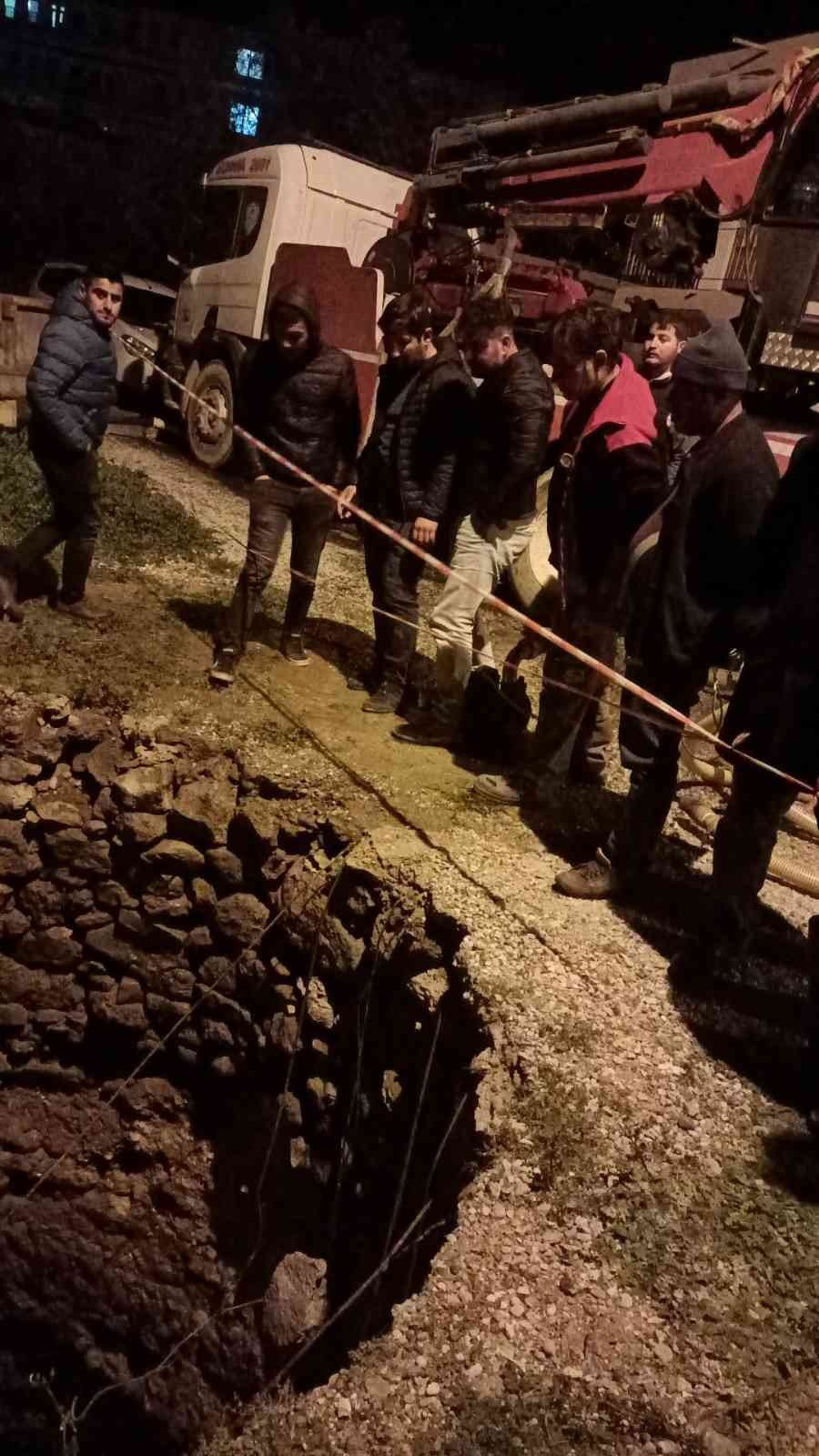 Traktör İle Düştüğü Çukurdan Yüzerek Çıktı