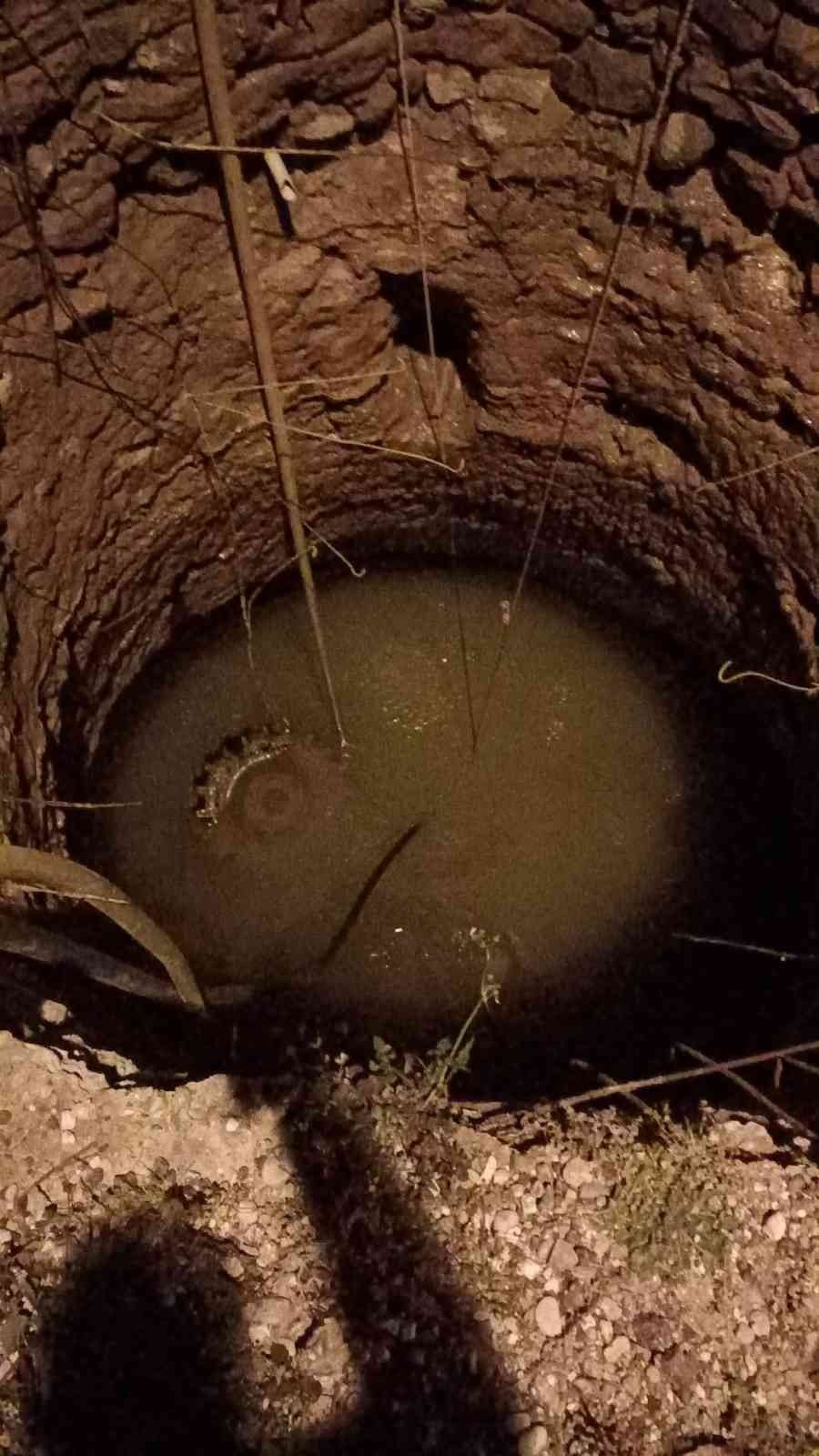 Traktör İle Düştüğü Çukurdan Yüzerek Çıktı