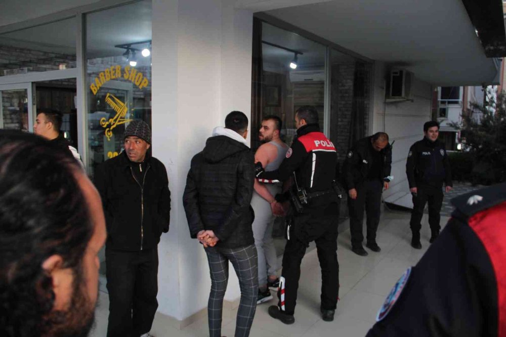 Balkondaki Silahlı Şahıs Polisi Alarma Geçirdi