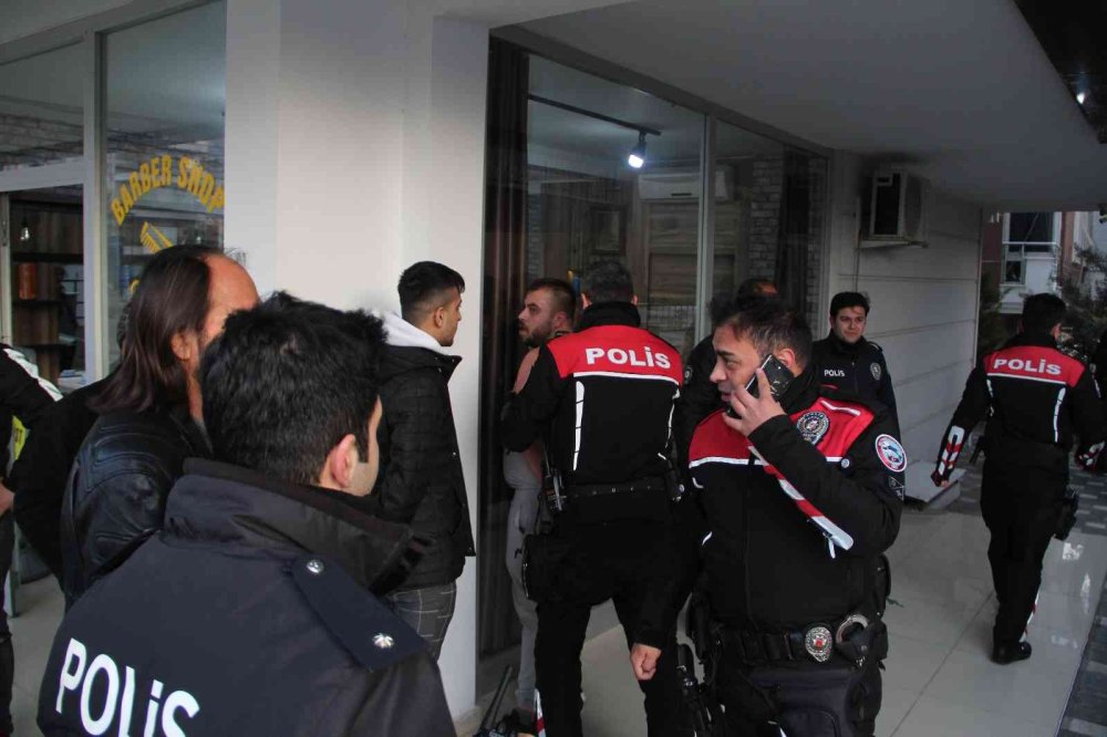 Balkondaki Silahlı Şahıs Polisi Alarma Geçirdi