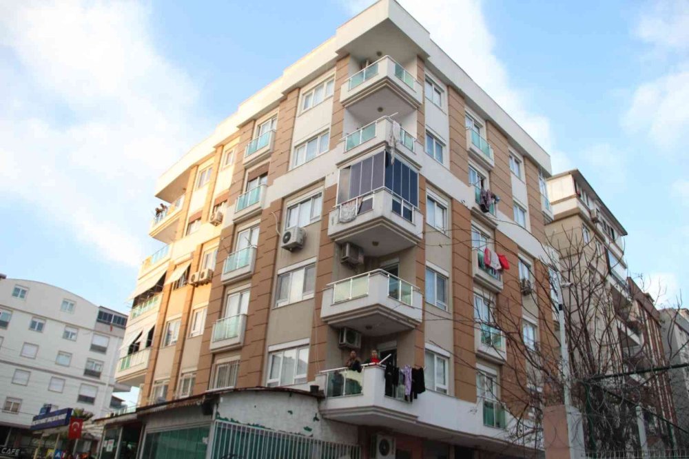 Balkondaki Silahlı Şahıs Polisi Alarma Geçirdi