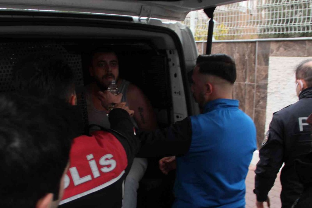 Balkondaki Silahlı Şahıs Polisi Alarma Geçirdi