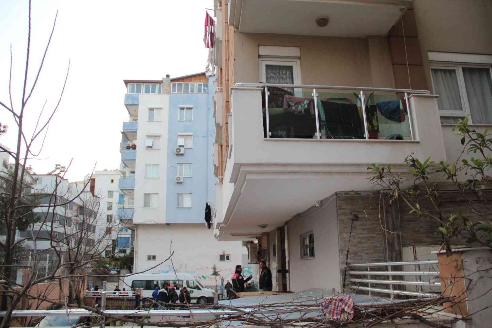 Balkondaki Silahlı Şahıs Polisi Alarma Geçirdi