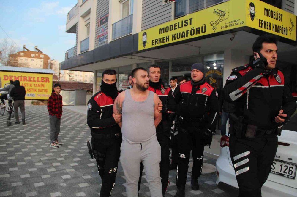 Balkondaki Silahlı Şahıs Polisi Alarma Geçirdi