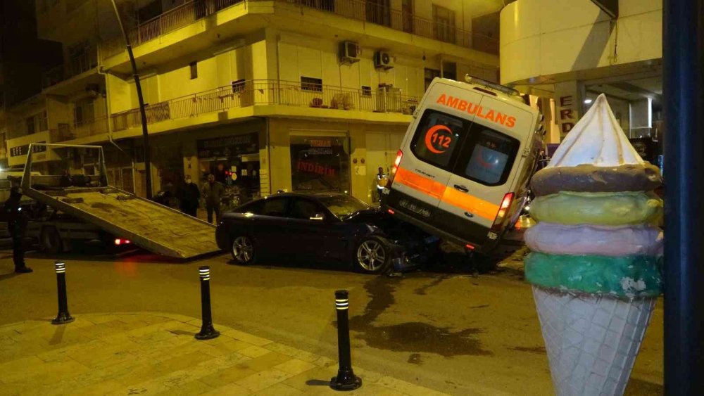 Hasta İhbarına Giden Ambulans Otomobille Çarpıştı: 5 Yaralı