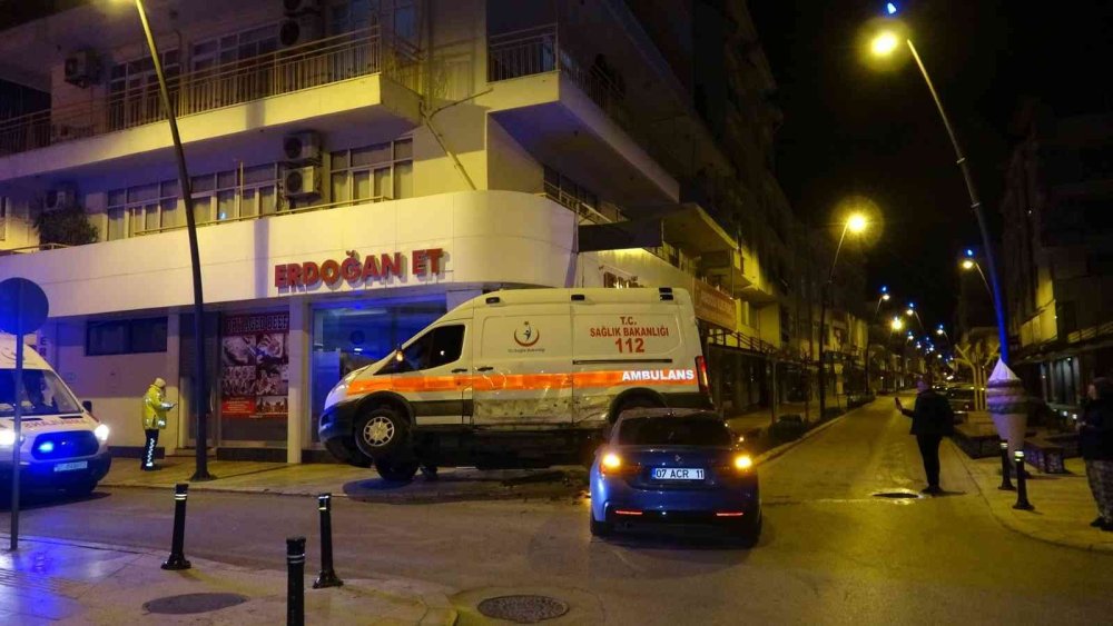 Hasta İhbarına Giden Ambulans Otomobille Çarpıştı: 5 Yaralı