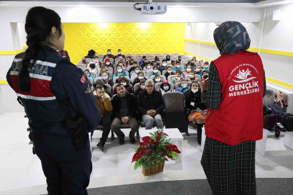 Jandarmadan Öğrencilere “Güvenli İnternet” Eğitimi