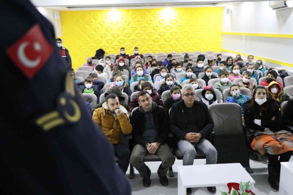 Jandarmadan Öğrencilere “Güvenli İnternet” Eğitimi