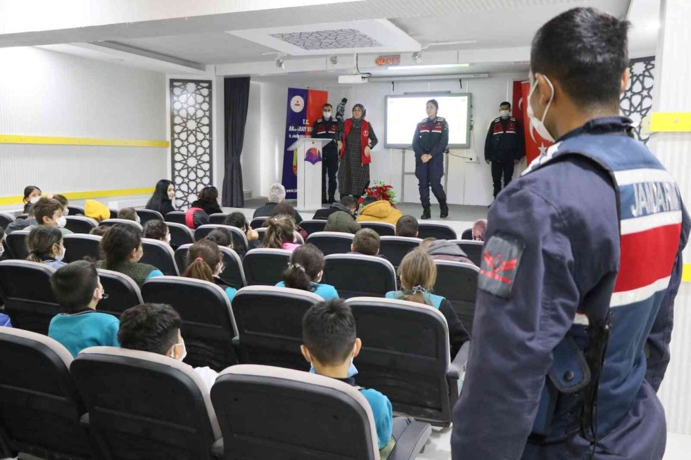 Jandarmadan Öğrencilere “Güvenli İnternet” Eğitimi