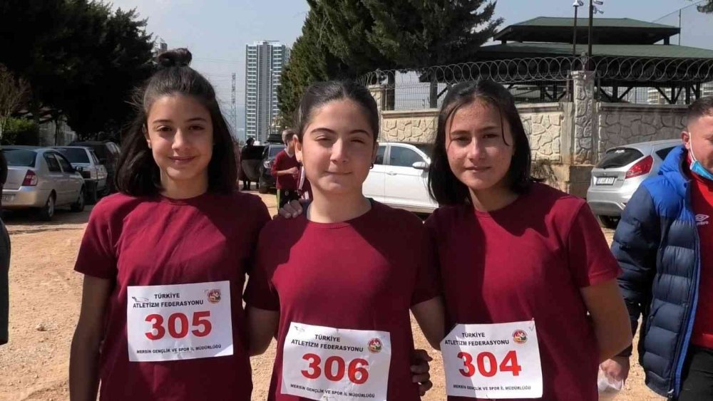 Kır Çiçekleri, "Ana Gökyüzü Delinmiş" oyununu izledi