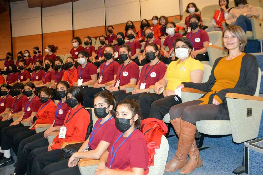 Kır Çiçekleri, "Ana Gökyüzü Delinmiş" oyununu izledi