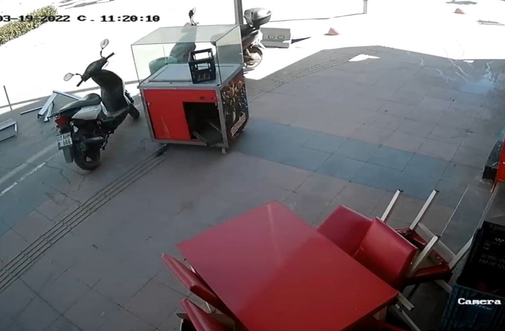 Antalya'da Fırtına Tezgahı Savurdu