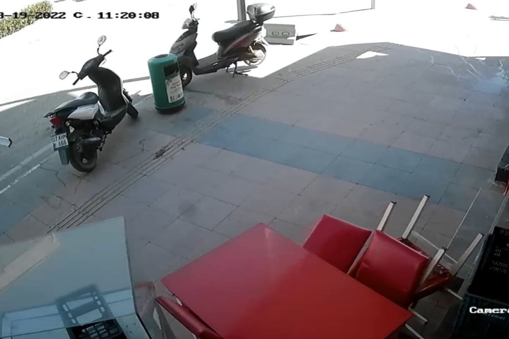 Antalya'da Fırtına Tezgahı Savurdu