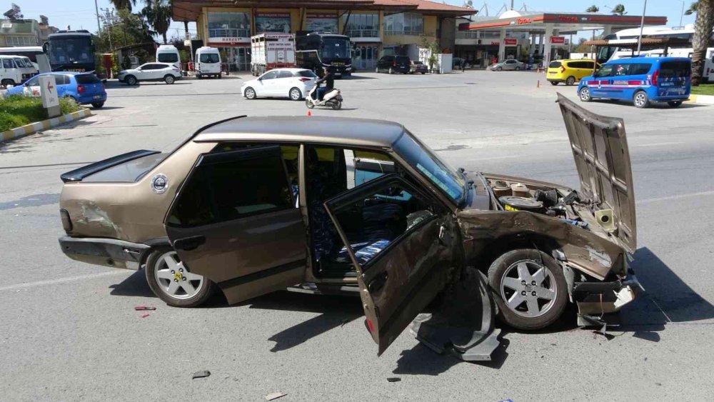 Antalya'da Otomobiller Kafa Kafaya Çarpıştı