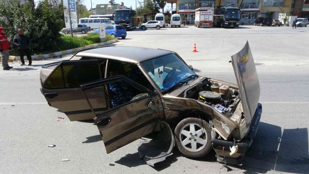 Antalya'da Otomobiller Kafa Kafaya Çarpıştı