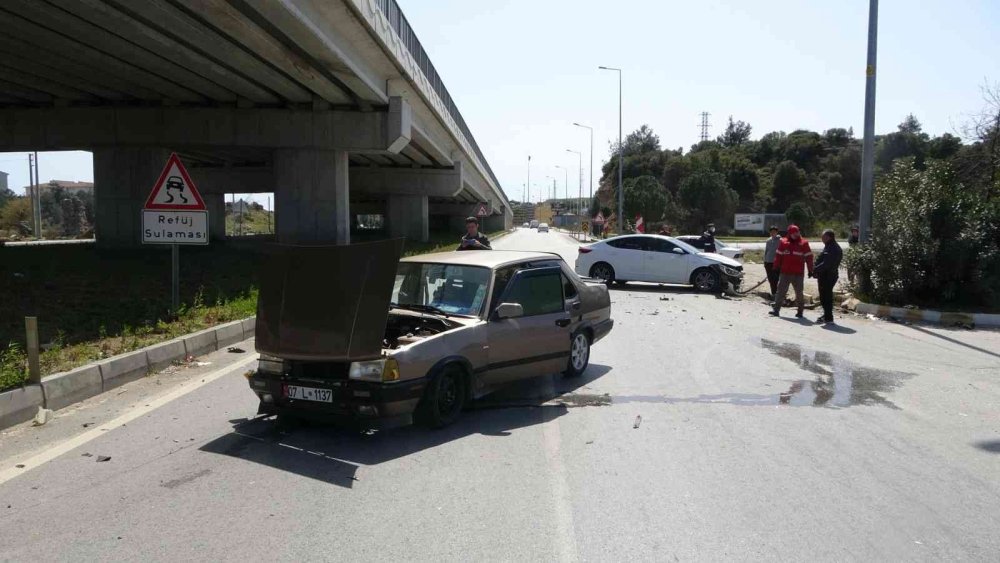 Antalya'da Otomobiller Kafa Kafaya Çarpıştı