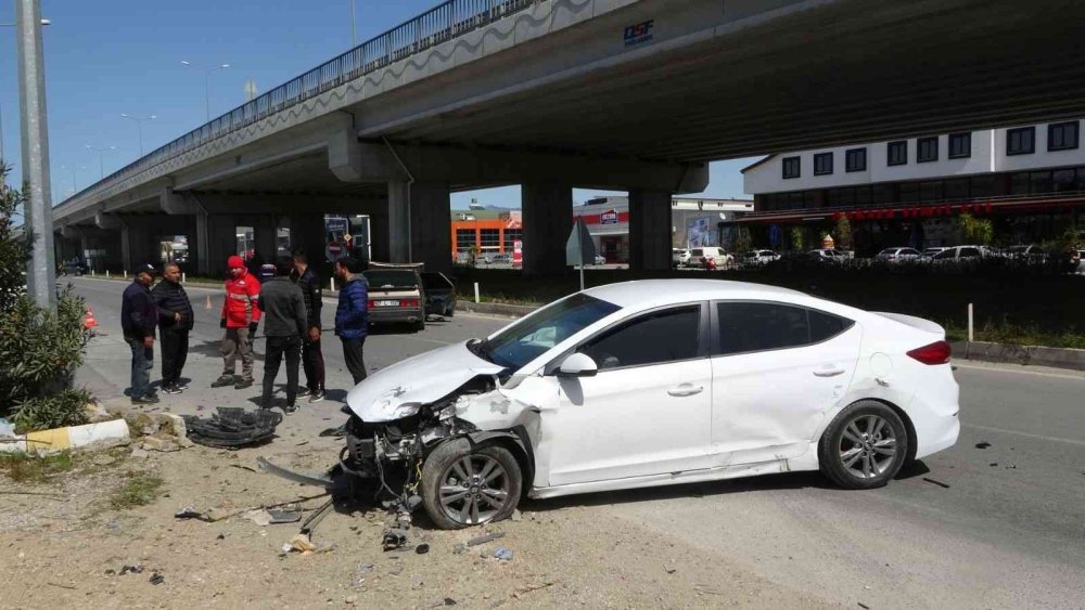 Antalya'da Otomobiller Kafa Kafaya Çarpıştı