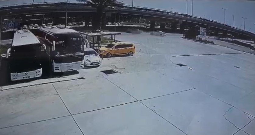 Antalya'da Otomobiller Kafa Kafaya Çarpıştı