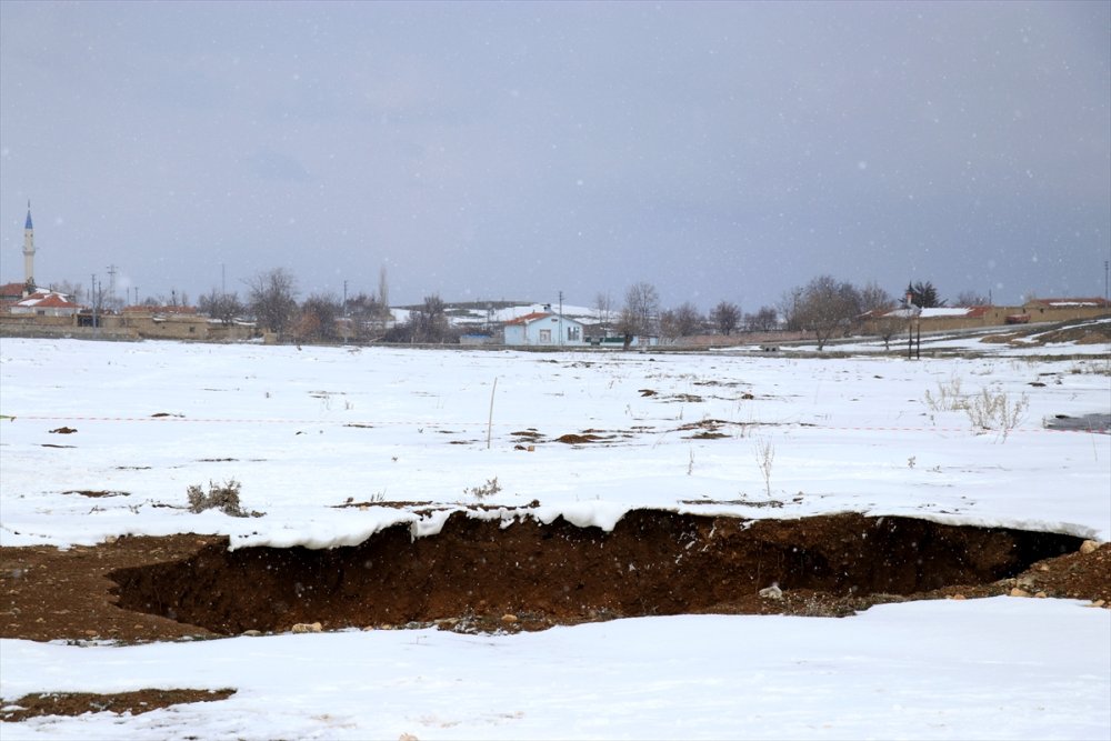 Konya'da Bir Mahallenin 500 Metre Yakınında İki Obruk Birden Oluştu
