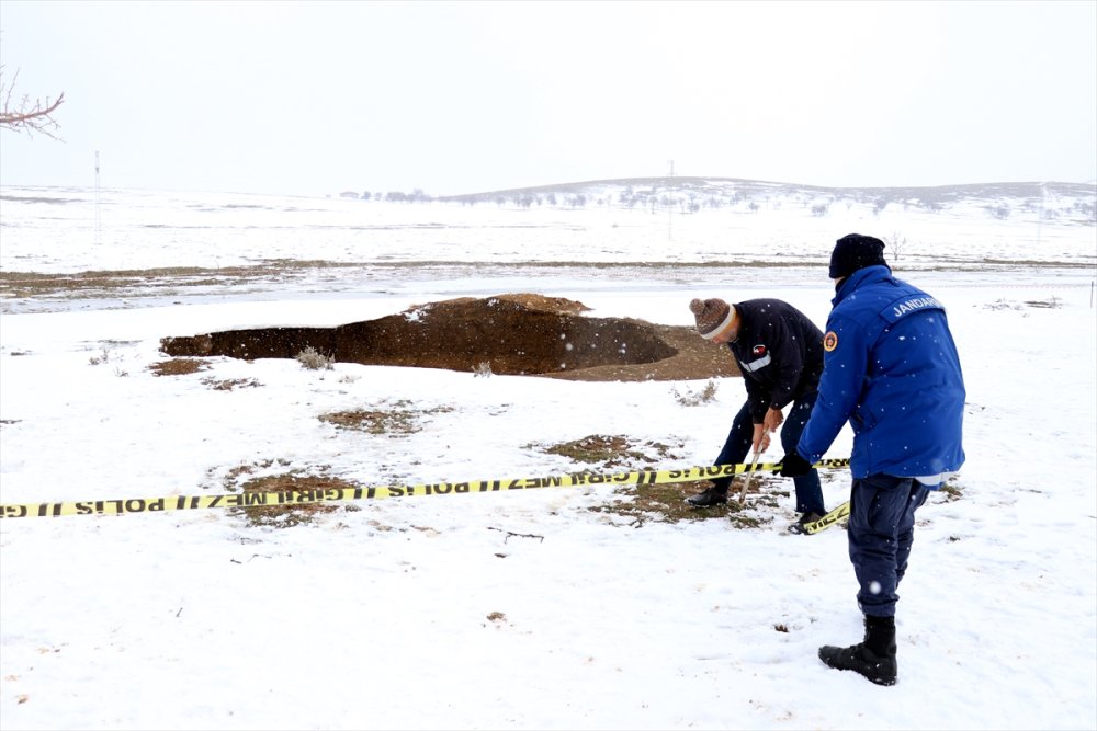 Konya'da Bir Mahallenin 500 Metre Yakınında İki Obruk Birden Oluştu