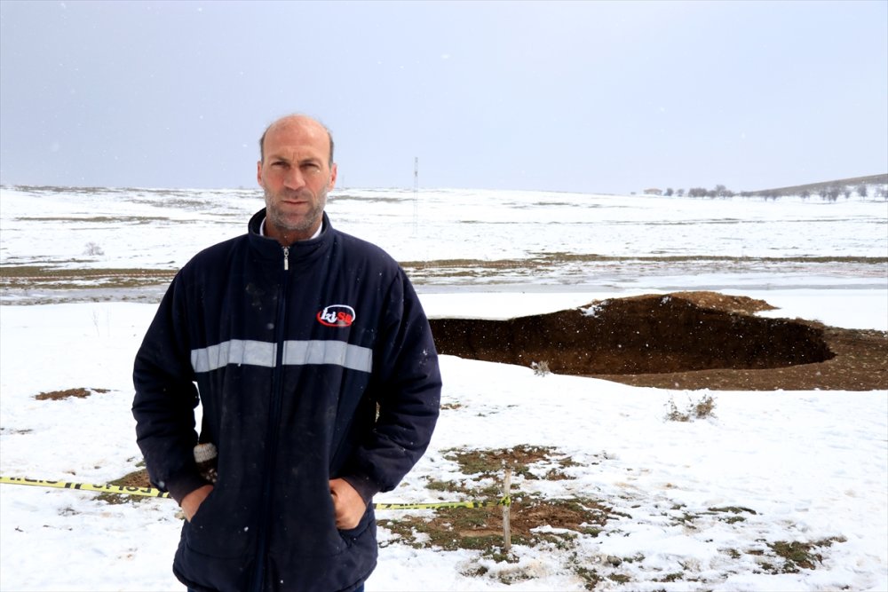 Konya'da Bir Mahallenin 500 Metre Yakınında İki Obruk Birden Oluştu