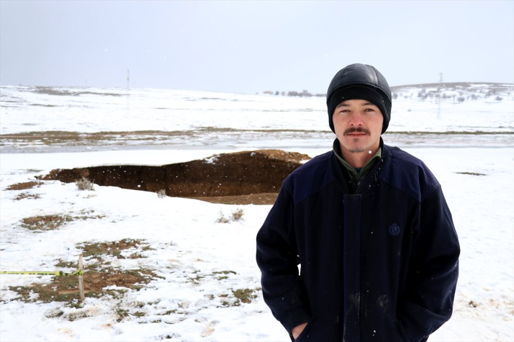 Konya'da Bir Mahallenin 500 Metre Yakınında İki Obruk Birden Oluştu