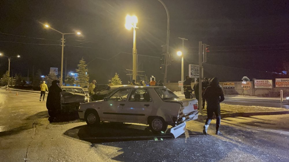 Niğde'de Araçlar Birbirine Girdi